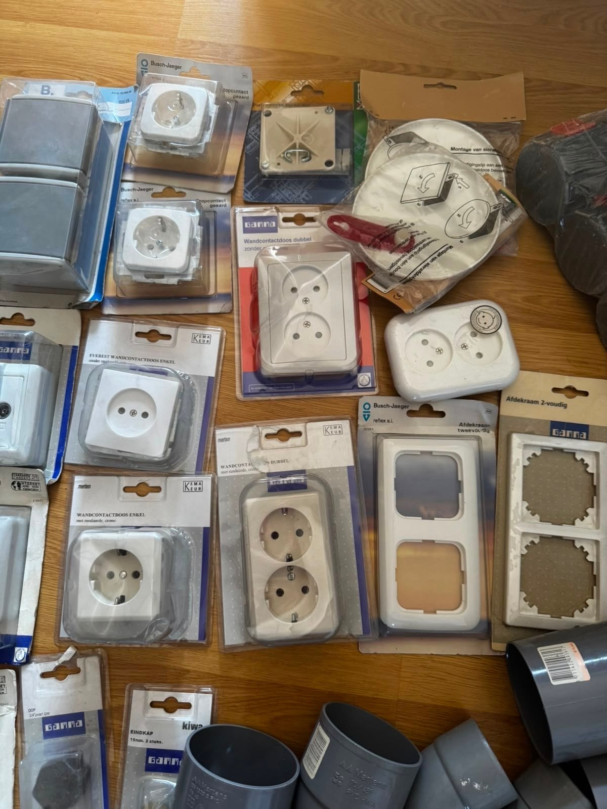 Diverse elektrische installatiematerialen en meer, Ophalen, Nieuw, Busch-Jaeger, Afdekraam