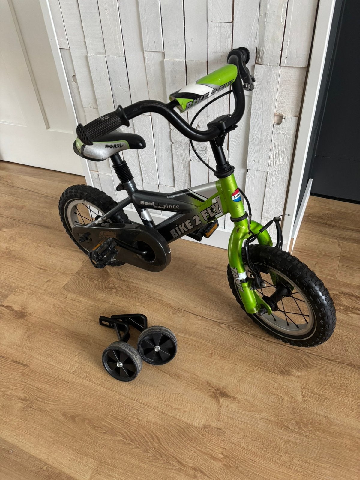 12” Bike2Fly jongens fiets stoer groen zwart met zijwieltjes, Ophalen of Verzenden, Minder dan 16 inch, Zijwieltjes
