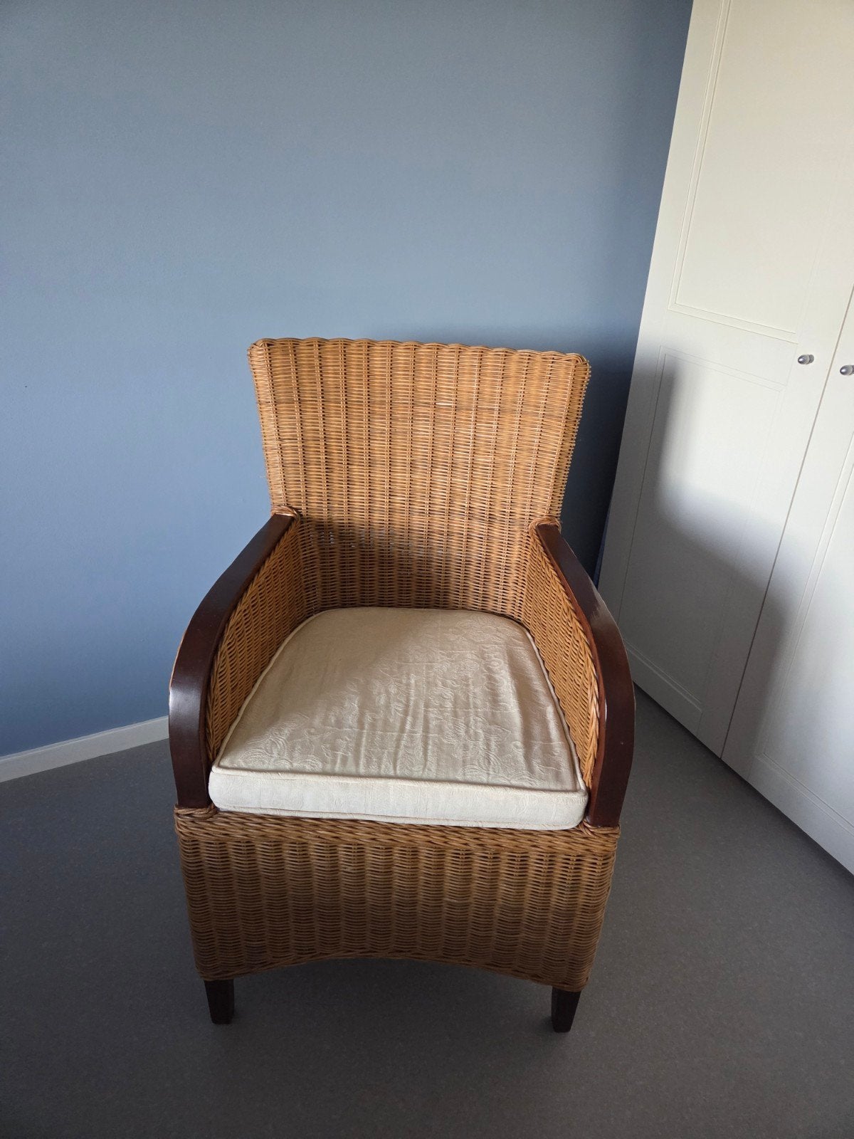 Rotan stoel met armleuningen en kussen, Huis en Inrichting, Stoelen, Gebruikt, Overige kleuren, Ophalen of Verzenden, Landelijk, Klassiek