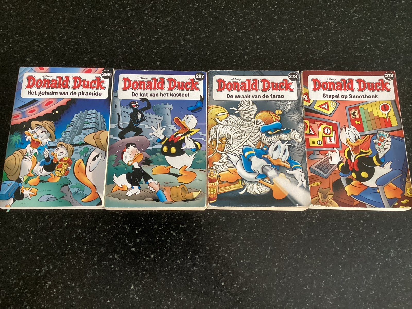 Donald Duck stripboeken - 4 stuks, Meerdere stripboeken, Ophalen of Verzenden, Gelezen