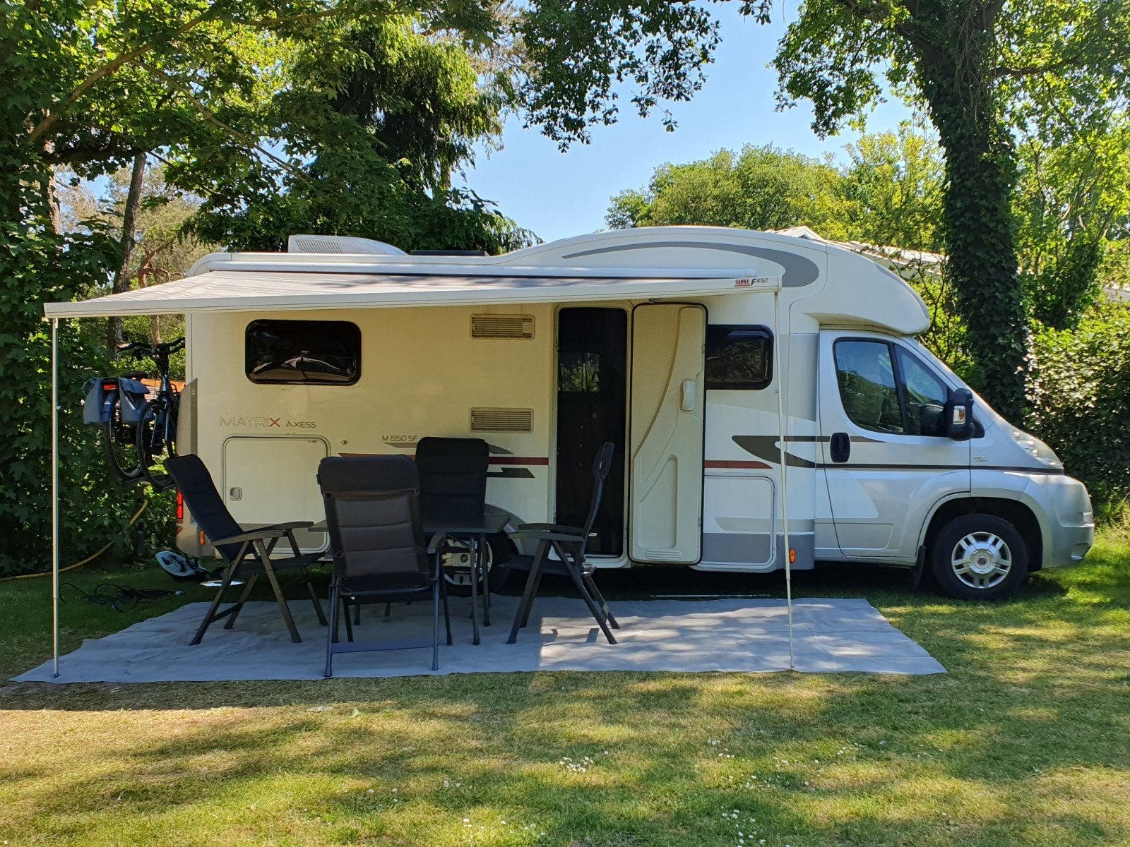 Huur camper 4 personen met hefbed en airco, Caravans en Kamperen, Campers, Fiat, Achteruitrijcamera, 6 tot 7 meter, Bedrijf