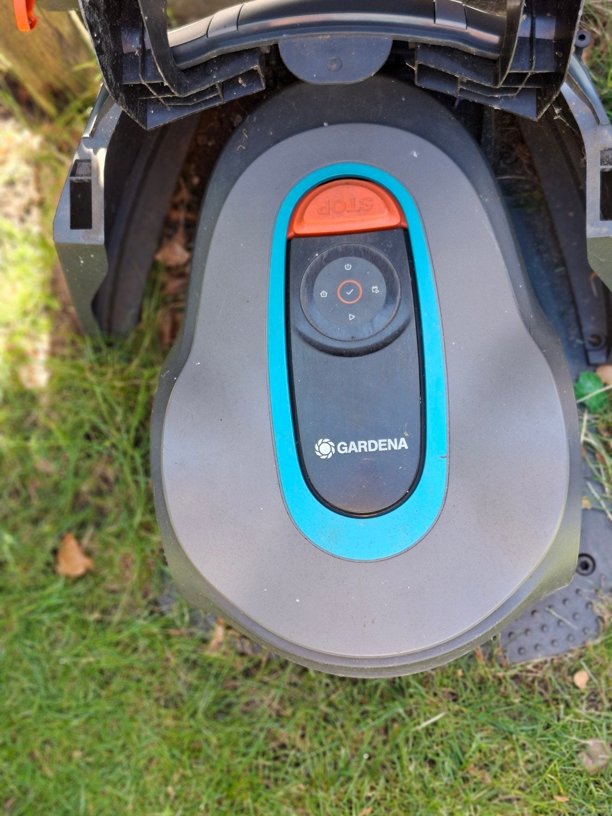 Gardena Minimo 250 met Garage (excl. laadstation, Tuin en Terras, Cirkelmaaier, Gebruikt, Minder dan 30 cm, Accu-grasmaaier