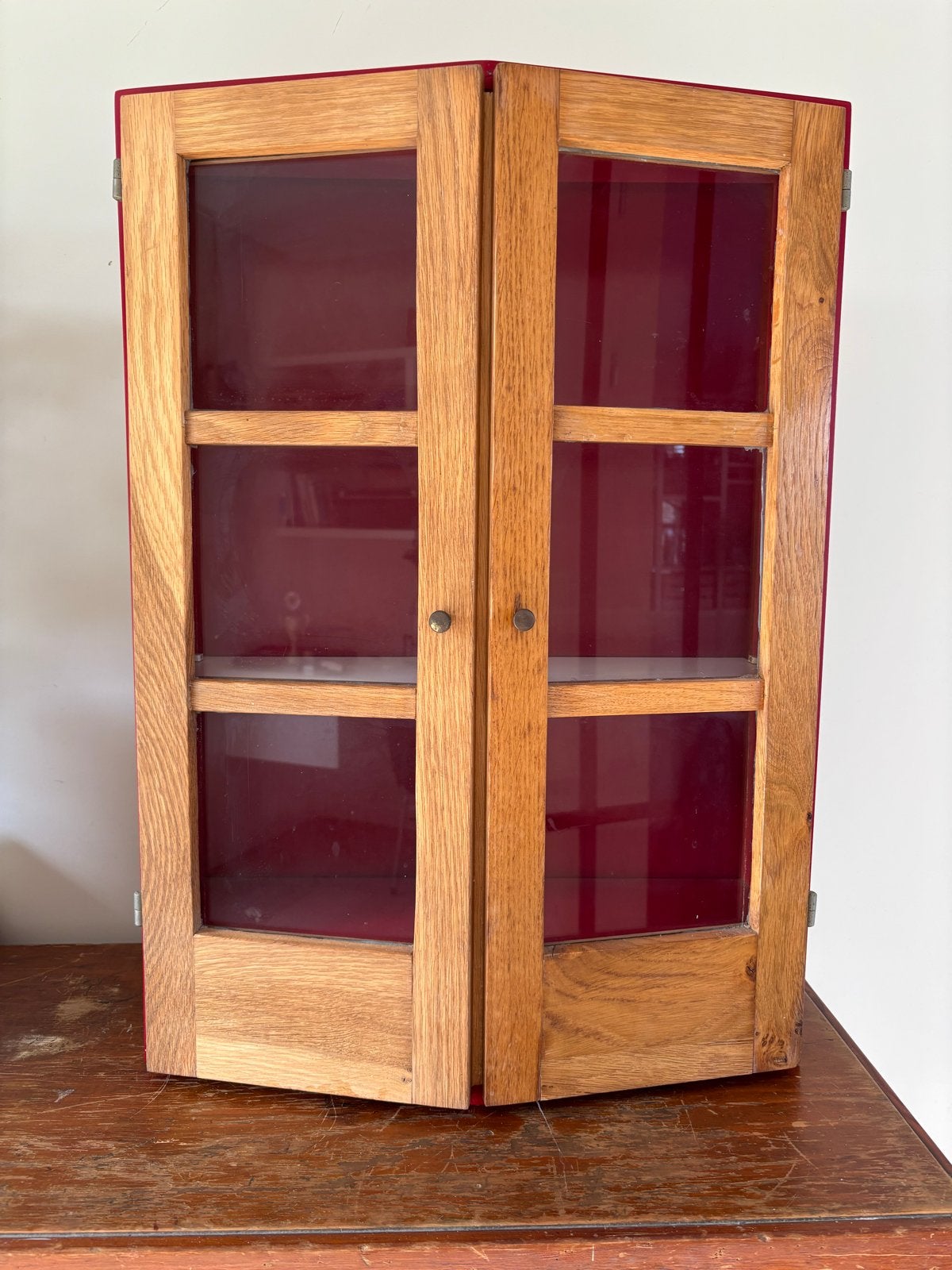 Vintage Rood Houten Wandkastje met Glazen Deuren, Ophalen
