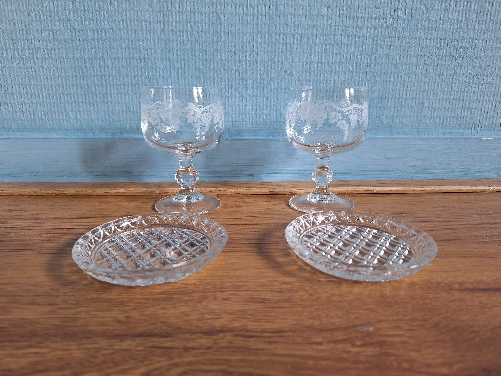 Set van 2 gegraveerde likeurglazen met 2 glazen onderzetters, Verzamelen, Ophalen of Verzenden, Zo goed als nieuw, Overige typen