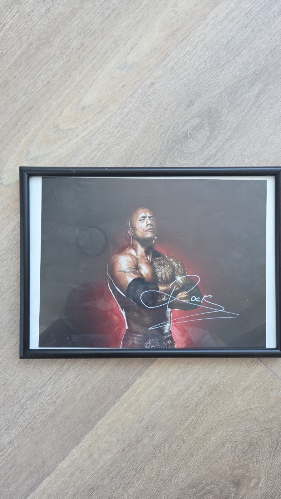 Gesigneerde foto Dwayne 'The Rock' Johnson in lijst, Verzamelen, Gebruikt, 1980 tot heden, Foto, Ophalen of Verzenden