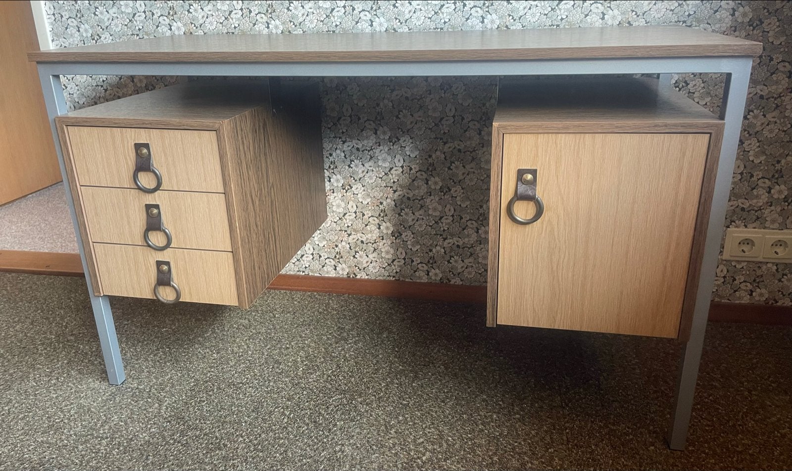 Vintage bureau met lades en kast - Hout en metaal, Huis en Inrichting, Bureaus, Ophalen, Zo goed als nieuw, Overige merken, Bureau-kast combinatie