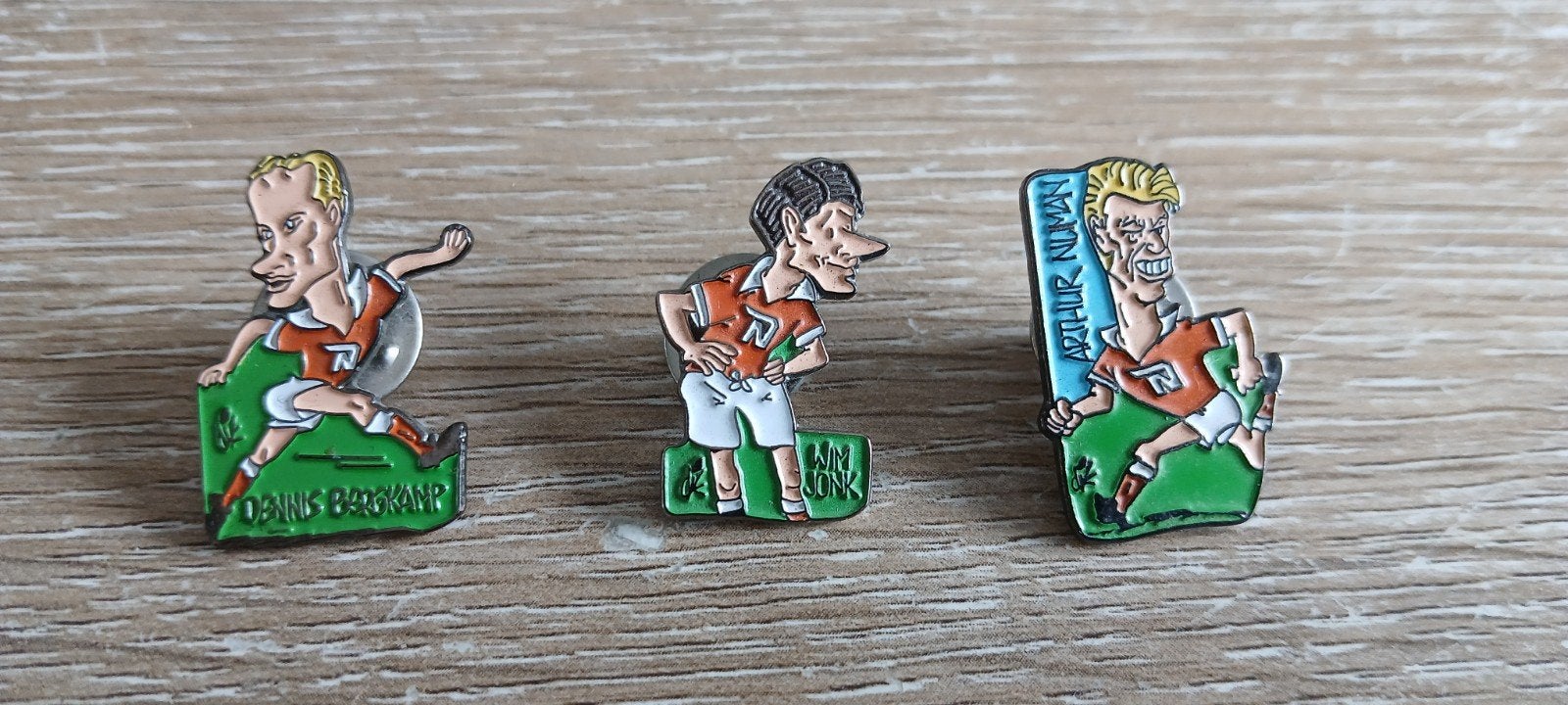 WK voetbal Pin speldje Dennis Bergkamp Wim Jonk Arthur Numan, Ophalen of Verzenden, Zo goed als nieuw, Sport, Speldje of Pin