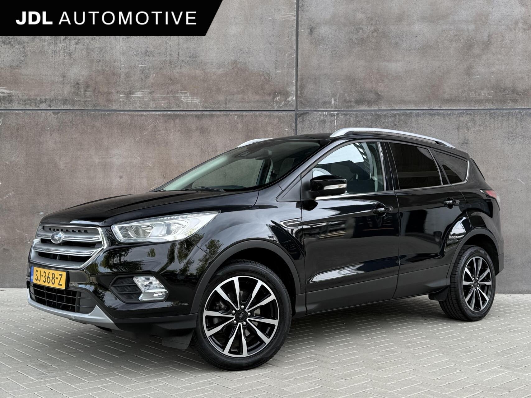 Ford Kuga 1.5 EcoBoost Titanium | Riem vervangen | Trekhaak, Auto's, Dealer onderhouden, 4 cilinders, Met garantie (alle), Automatische klimaatregeling