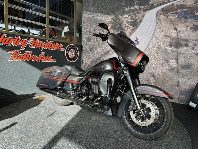 Harley-Davidson FLHXSE CVO STREET GLIDE - BTW verrekenbaar, Motoren, Laan van Vredenoord 33
2289 DA  RIJSWIJK, NL, Bedrijf, Overig