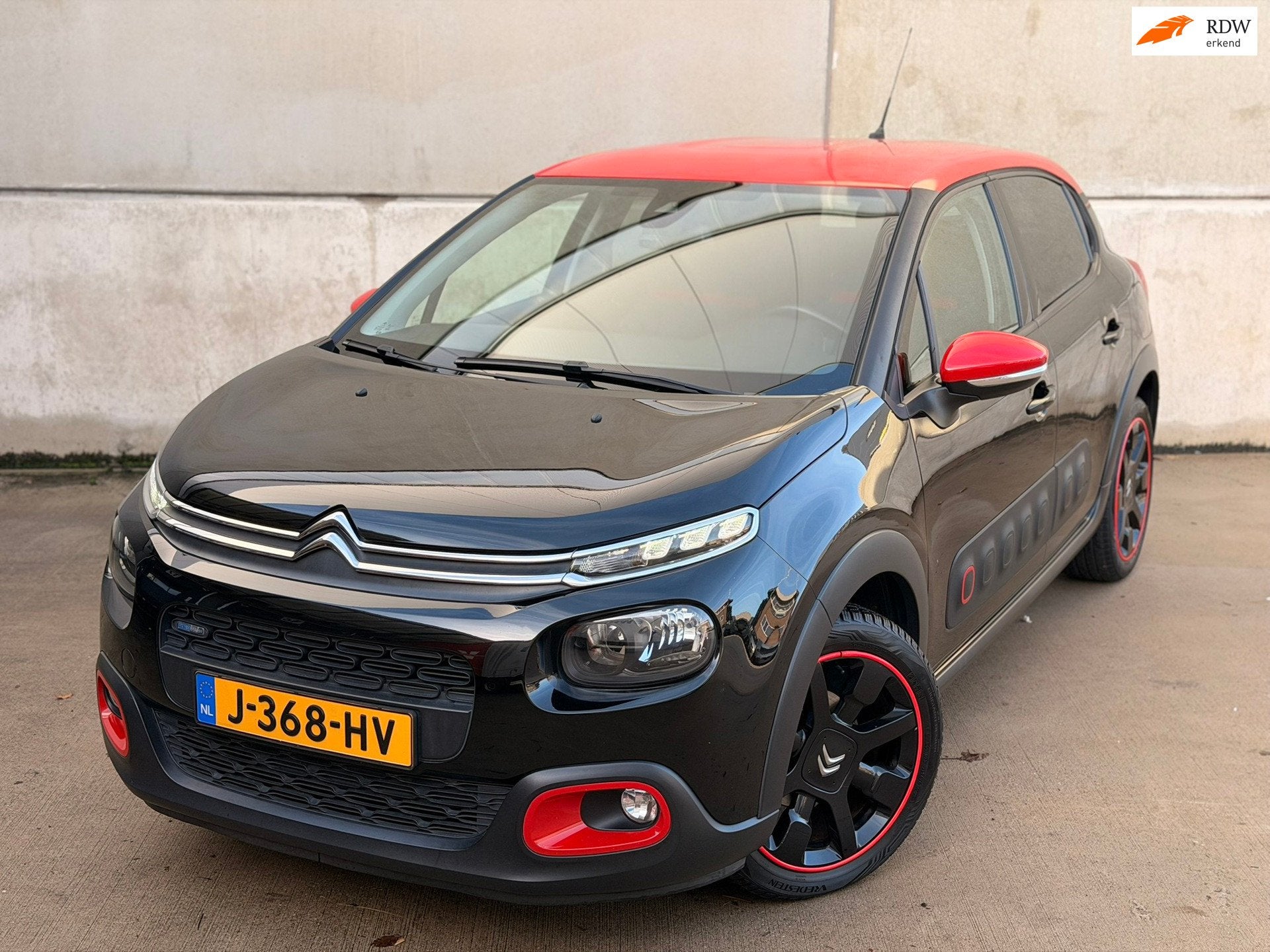 Citroen C3 1.2 Shine 17'' Cruise Clima CarPlay 12mnd garanti, 1199 cc, 82 pk, 450 kg, Zwart