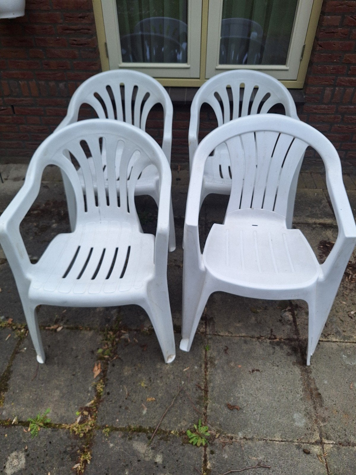 4 witte kunststof tuinstoelen, Ophalen, Gebruikt, Kunststof
