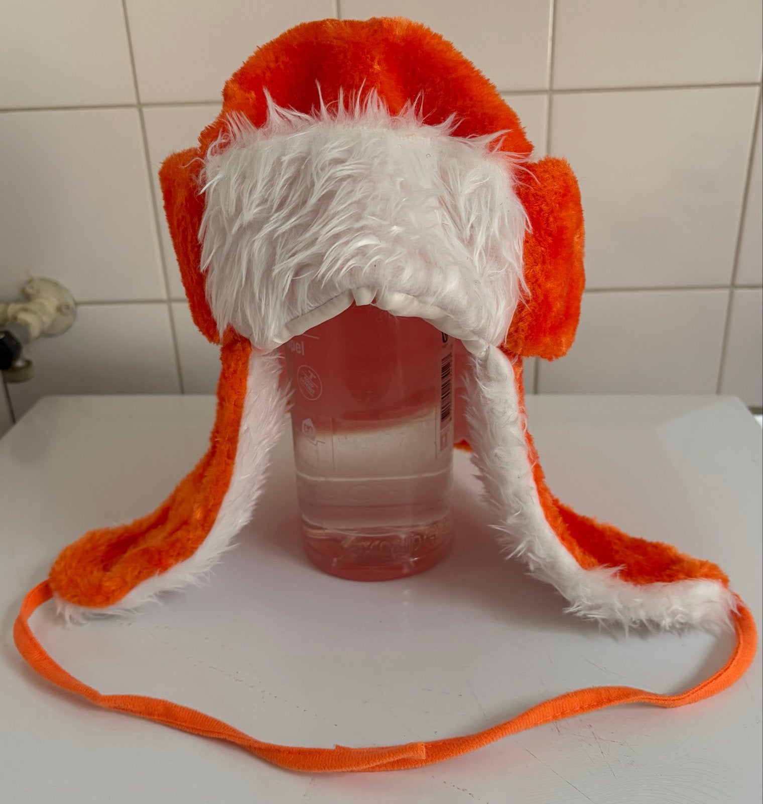 Oranje pluizige muts met oorflappen - One size fits all, Kleding | Dames, Ophalen of Verzenden, Zo goed als nieuw, One size fits all