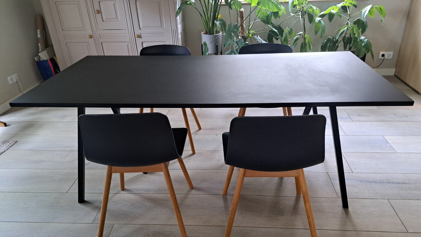 HAY zwarte eettafel met 4 HAY stoelen, Huis en Inrichting, Tafels | Eettafels, Ophalen, Gebruikt, Overige houtsoorten, 50 tot 100 cm