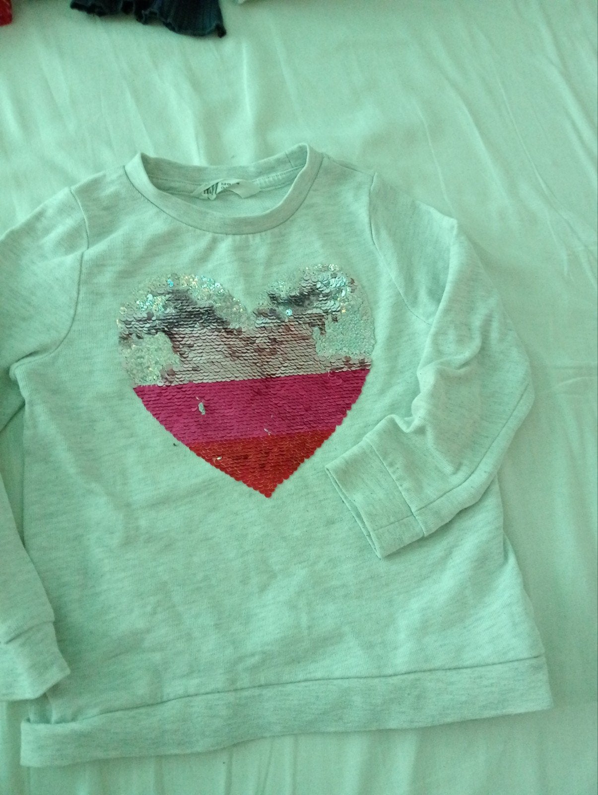 Sweater lichtgrijs met gekleurde pailettenhartje maat 104, Ophalen of Verzenden, Zo goed als nieuw, Meisje, Trui of Vest