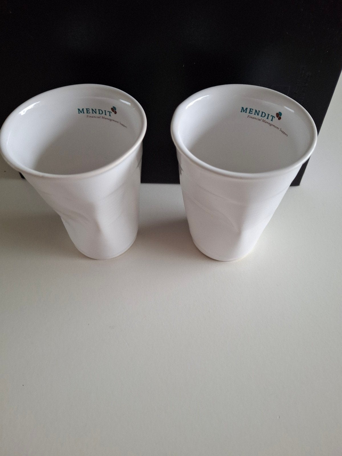 2 Kreukbekers. Mendit., Huis en Inrichting, Ophalen of Verzenden, Aardewerk, Overige stijlen