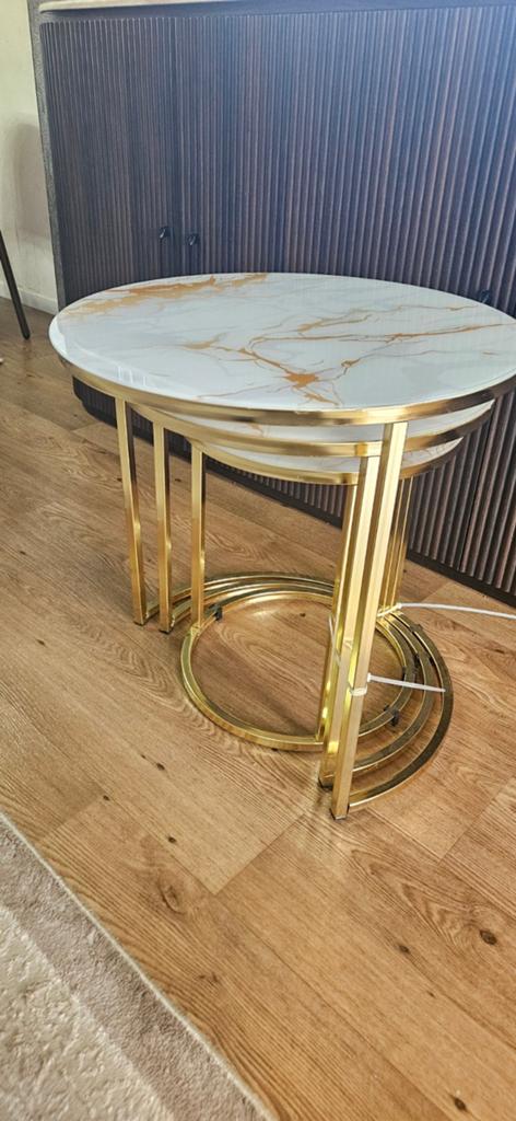 Set van 3 gouden bijzettafels met marmerlook blad, Huis en Inrichting, Tafels | Bijzettafels, Ophalen, Minder dan 45 cm, Minder dan 55 cm