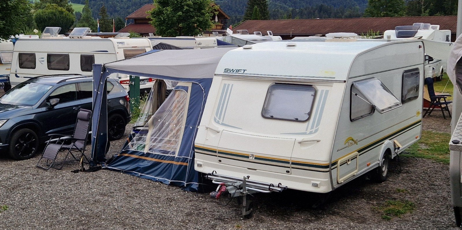 Swift Toscane 450 (bouwjaar 2000) met Frans bed en mover, Caravans en Kamperen, Caravans, Frans bed, Treinzit, 750 - 1000 kg, Particulier