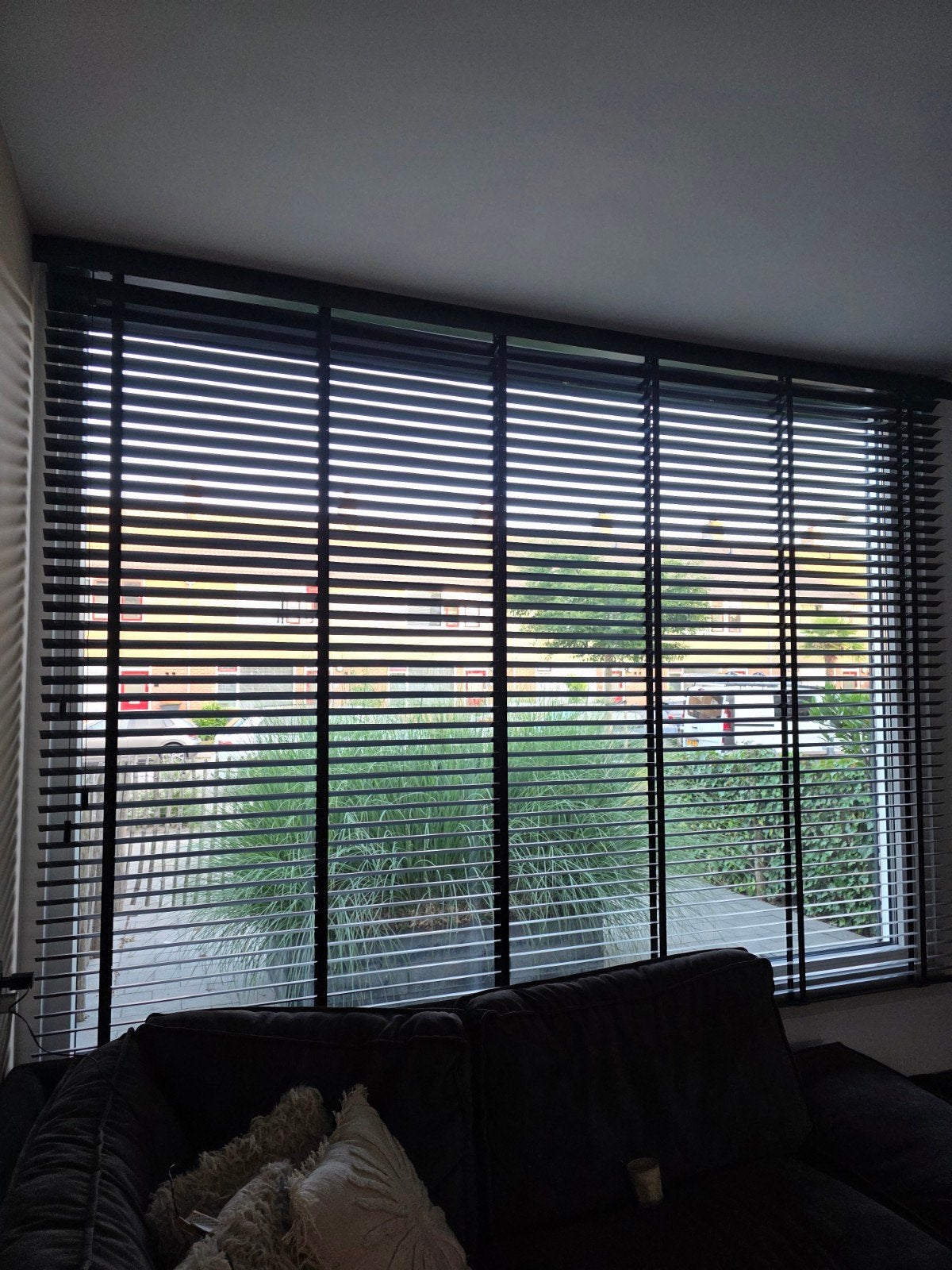 Zwarte aluminium jaloezieën
van inhuisplaza, Ophalen, Jaloezie