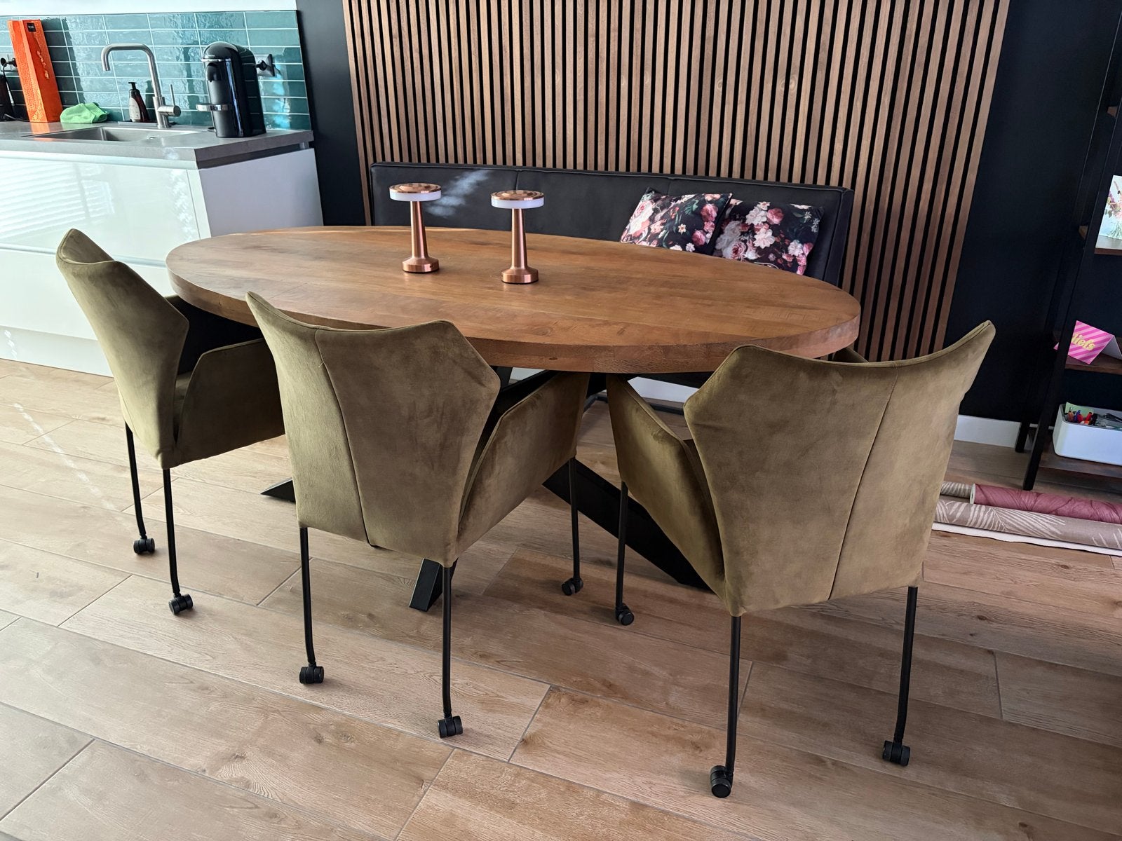 Eetkamerset: ovale tafel, 4 groene stoelen en zwarte bank, Huis en Inrichting, Ophalen, Gebruikt, 4 tot 6 stoelen