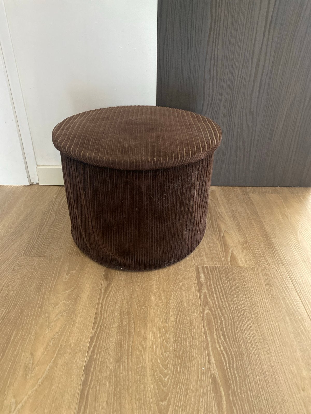 Bruine ribfluwelen poef met opbergruimte, Ophalen, Minder dan 50 cm, Gebruikt, Rond