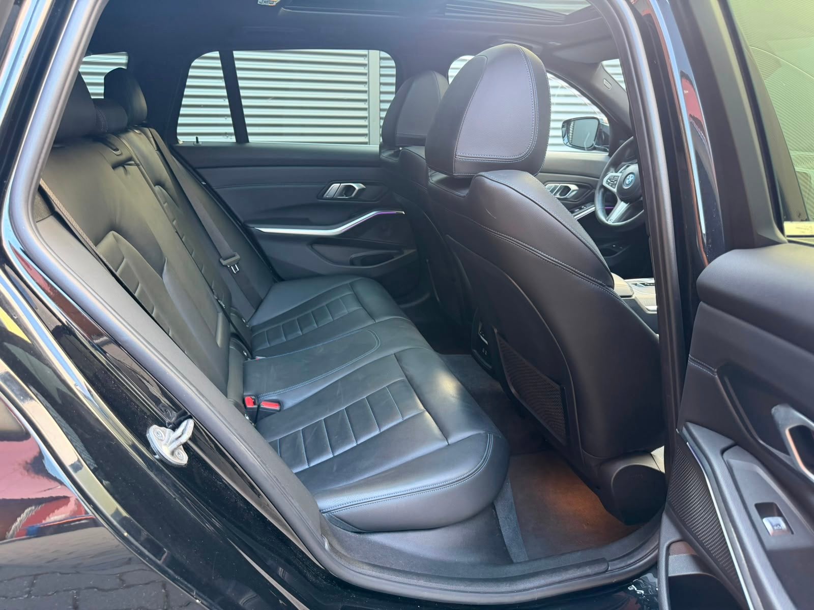 Foto 22 van BMW 3-serie Touring 330e xDrive High Executive LASER PANO 36