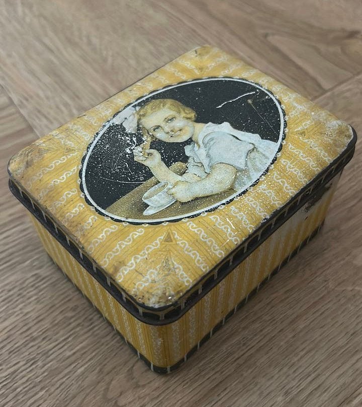 Antiek verkade koekblik met meisje. Verkades lange beschuit, Verzamelen, Ophalen of Verzenden, Gebruikt, Koek(jes), Verkade