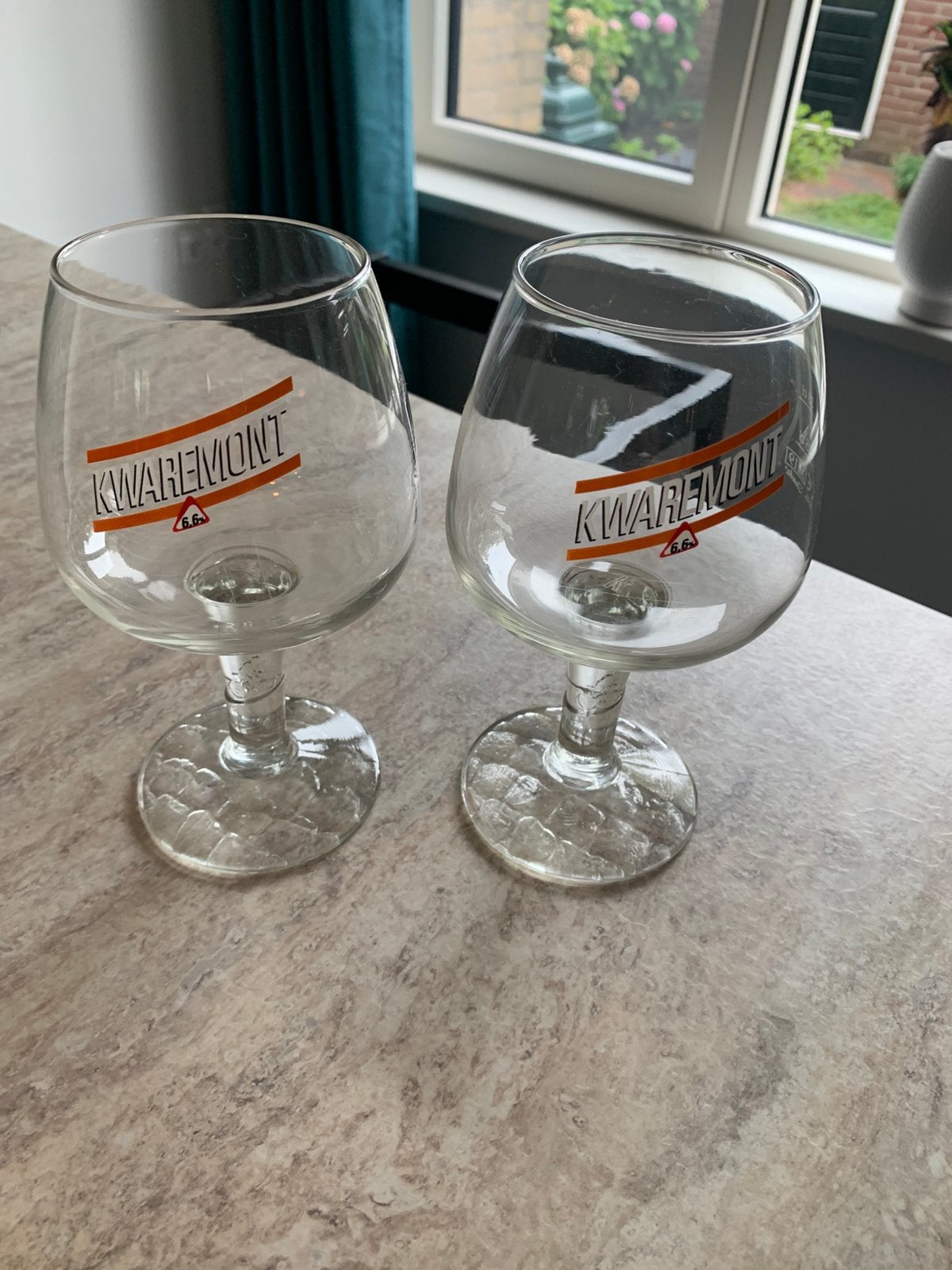 2 kwaremont glazen, Verzamelen, Glas en Borrelglaasjes, Ophalen of Verzenden, Zo goed als nieuw, Bierglas