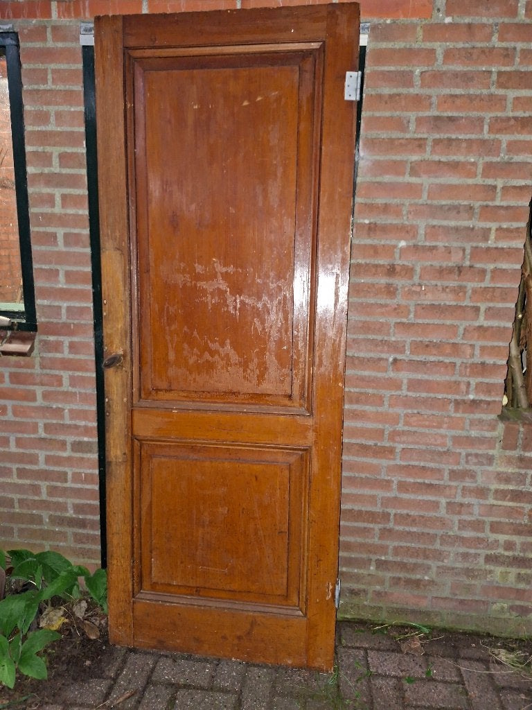 Antieke paneeldeur met unieke houten sluiting, Ophalen