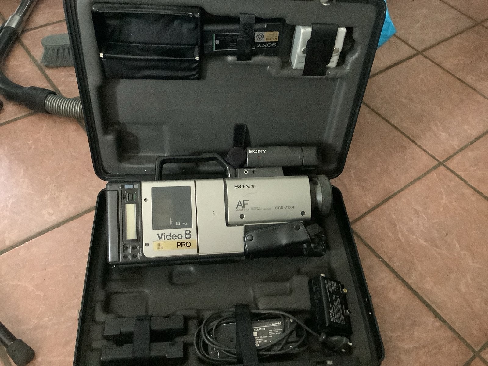 Sony Video 8 Pro camera met koffer (accu's defect), Ophalen of Verzenden, Overige soorten, Camera