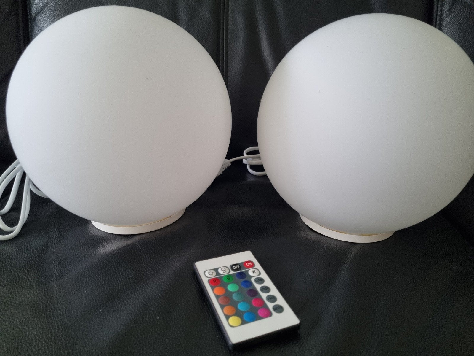 2 nieuwe bol lampen. Met glazen bol. Stroom., Ophalen, Led-lamp, Meerkleurig, Nieuw
