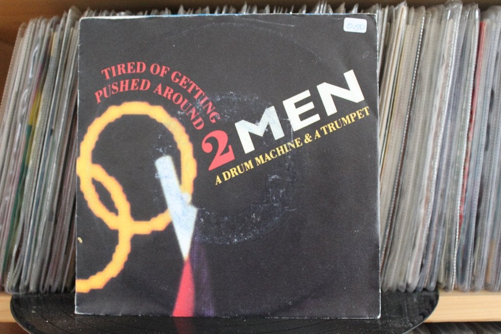 7" Single 2 Men A Drum Machine & A Trumpet - Tired Of Gettin, Gebruikt, 7 inch, Ophalen of Verzenden, Pop