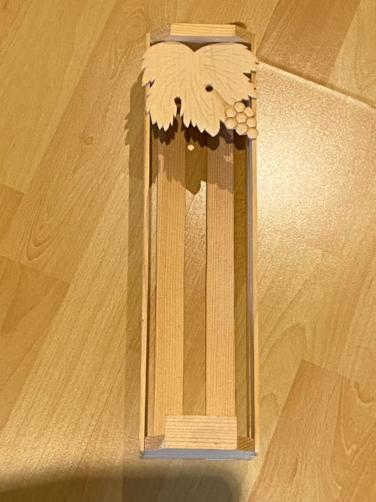 Houten decoratieve wijndoos met druivenblad, Ophalen of Verzenden, Zo goed als nieuw, Bruin, Hout