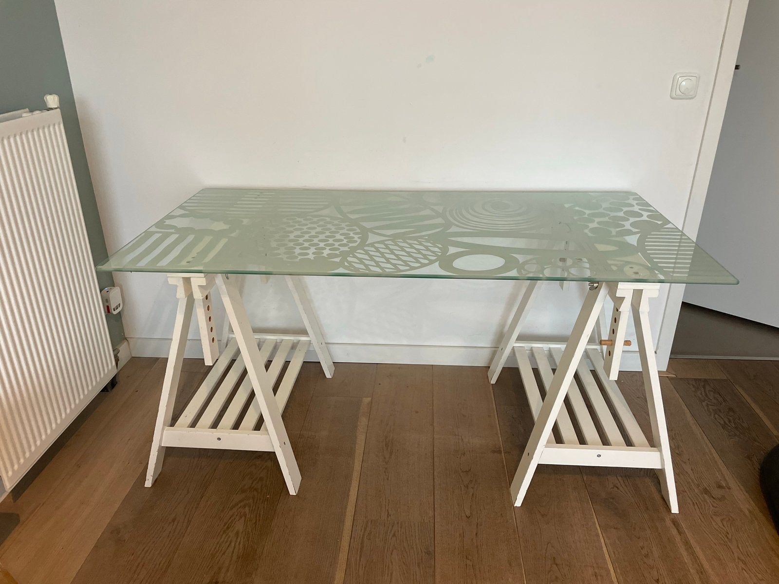IKEA GLASHOLM Tafelblad met witte schragen - Hoogte verstelb, Ophalen, 50 – 75, Gebruikt, 100 tot 150 cm