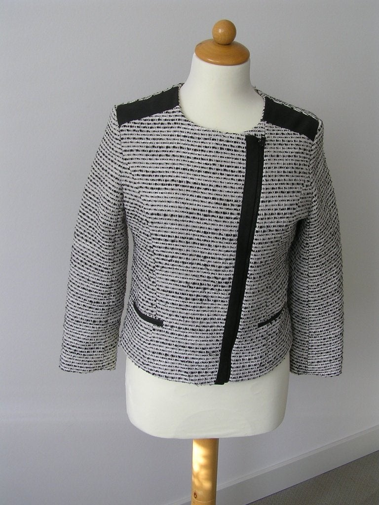 Asymmetrisch jasje met zwarte accenten maat 36., Ophalen of Verzenden, Nieuw, Maat 36 (S), Zwart