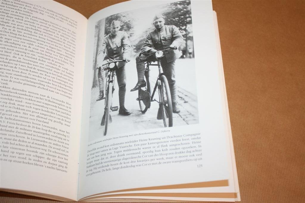 Mei 1940. Vuur uit de hemel., Boeken, Ophalen of Verzenden, Tweede Wereldoorlog, Gelezen, Overige onderwerpen