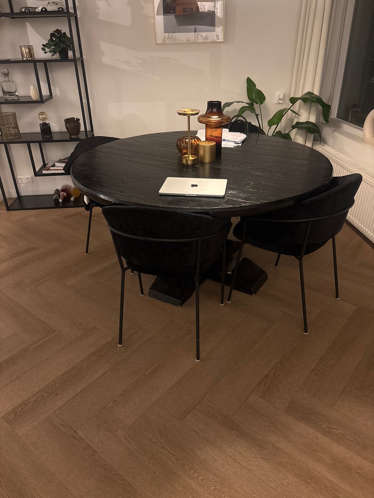 Ronde zwarte eettafel met 4 stoelen