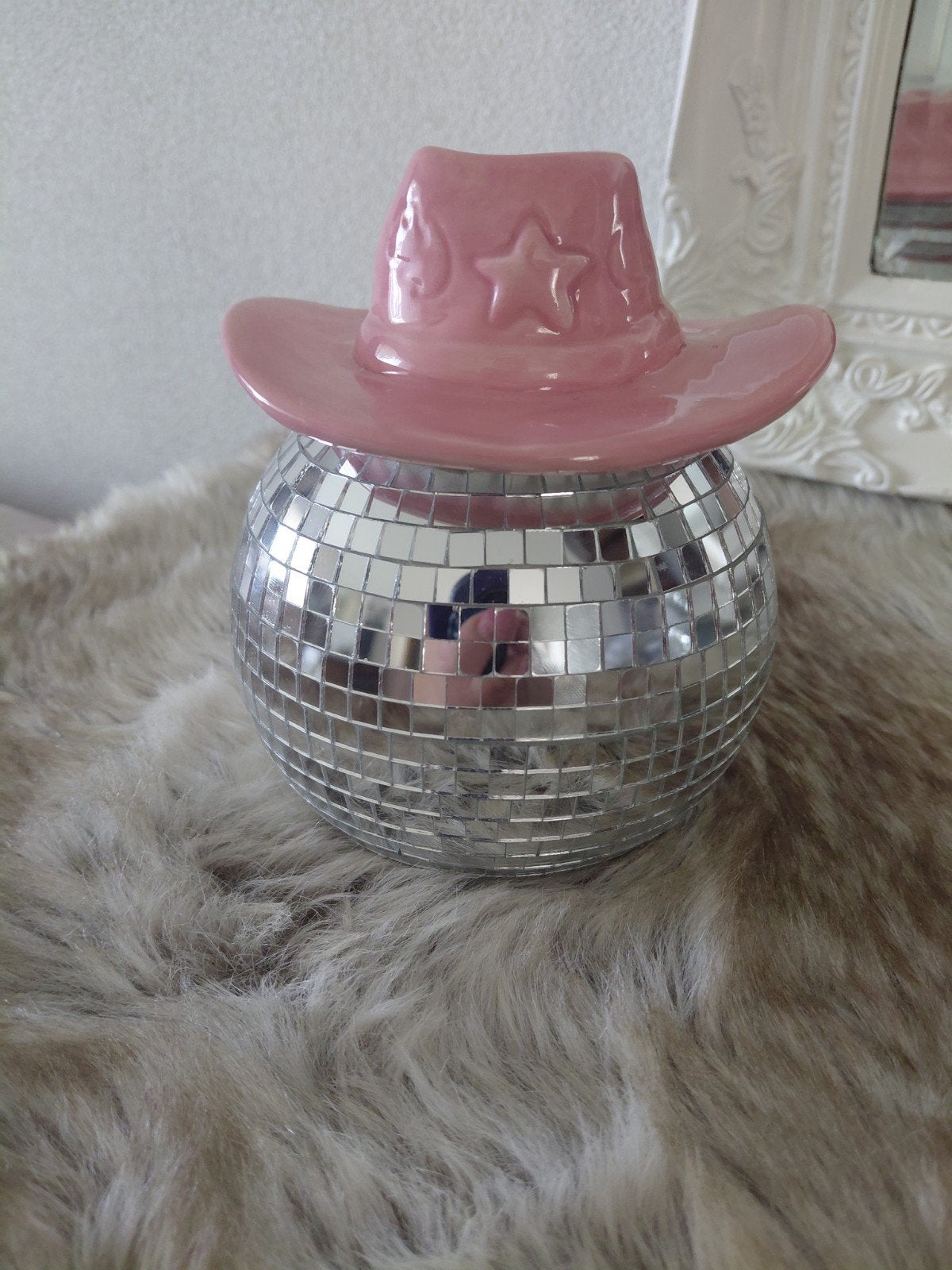 Nieuwe Spaarpot Discobal met Roze Cowboyhoed - 13 cm, Ophalen of Verzenden, Nieuw, Overige materialen, Overige thema's