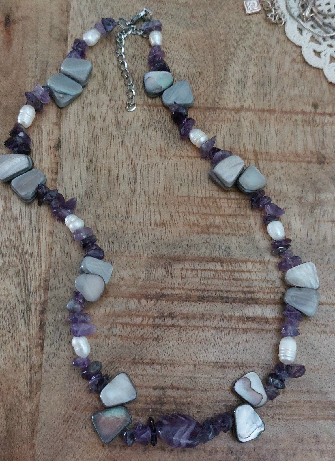 Prachtige ketting met amethist, parels en schelpstukjes, Sieraden, Tassen en Uiterlijk, Kettingen, Paars, Verstelbaar, Ophalen of Verzenden