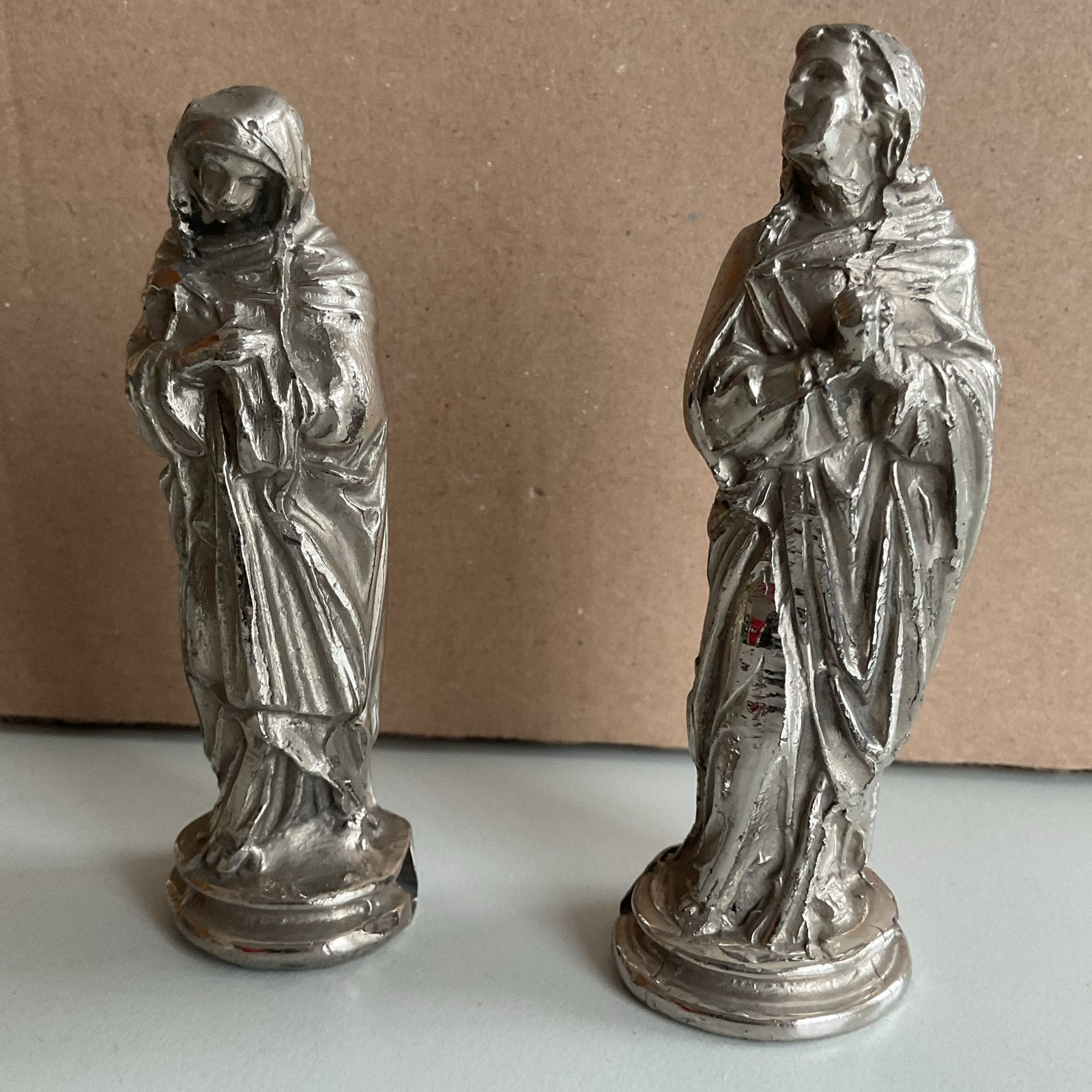 Religieuze metalen beeldjes voor kruisbeeld ., Ophalen of Verzenden