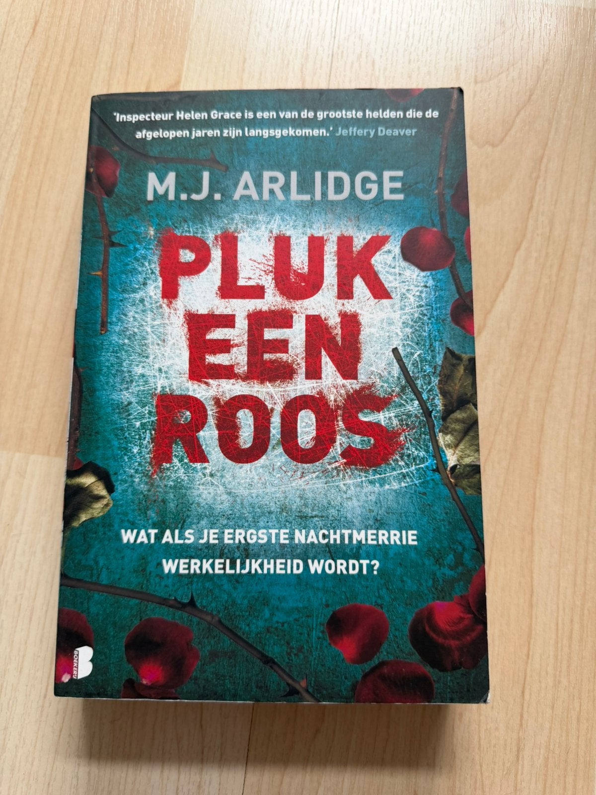 M.J. Arlidge - Pluk een roos, Boeken, Thrillers, Ophalen of Verzenden, Zo goed als nieuw, Nederland, M.J. Arlidge