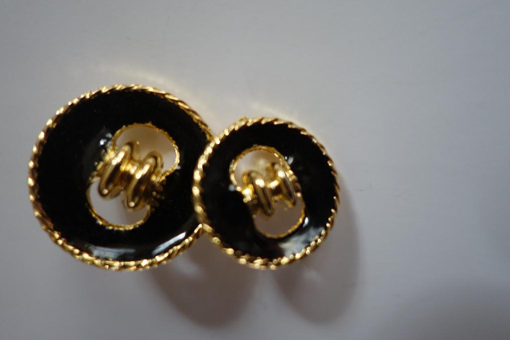 2 unieke knopen jaren uit 70 , doorsnee 25 + 21 mm., Ophalen of Verzenden, Nieuw, Knoop of Knopen