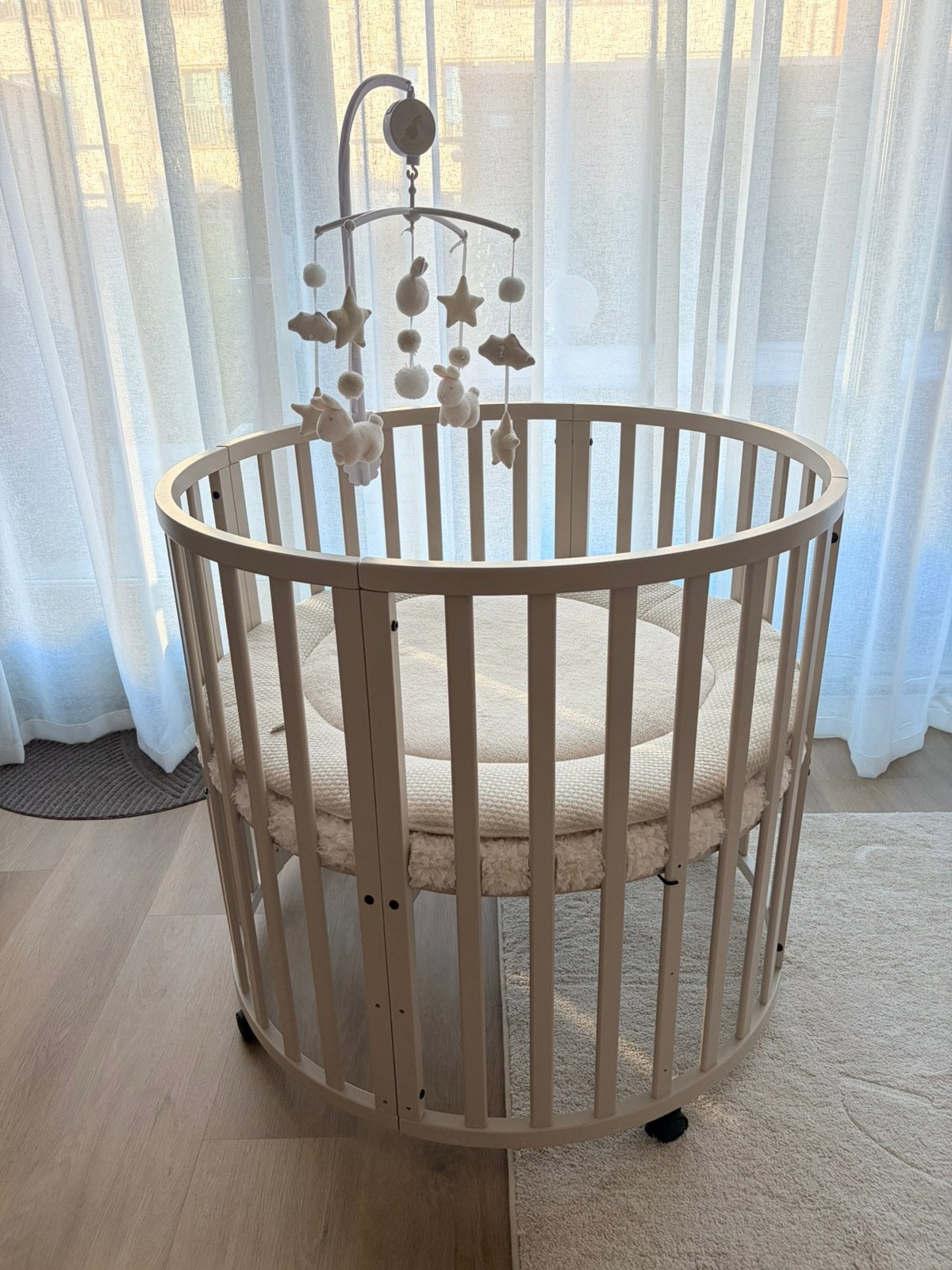 Puck box incl. matras, hoeslaken, boxkleed en muziekmobiel, Kinderen en Baby's, Boxen, Ophalen, Zo goed als nieuw, Rond, Boxkleed