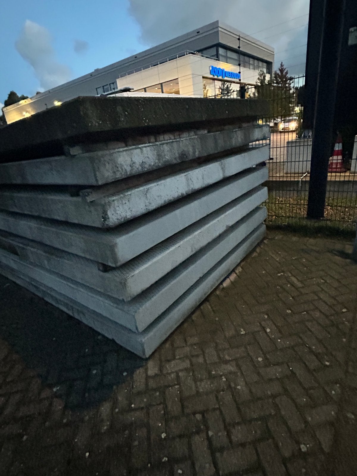 Betonplaten - met vlaggenmast aansluiting in goede  staat, Ophalen of Verzenden, Gebruikt, Overige materialen, 50 tot 100 mm