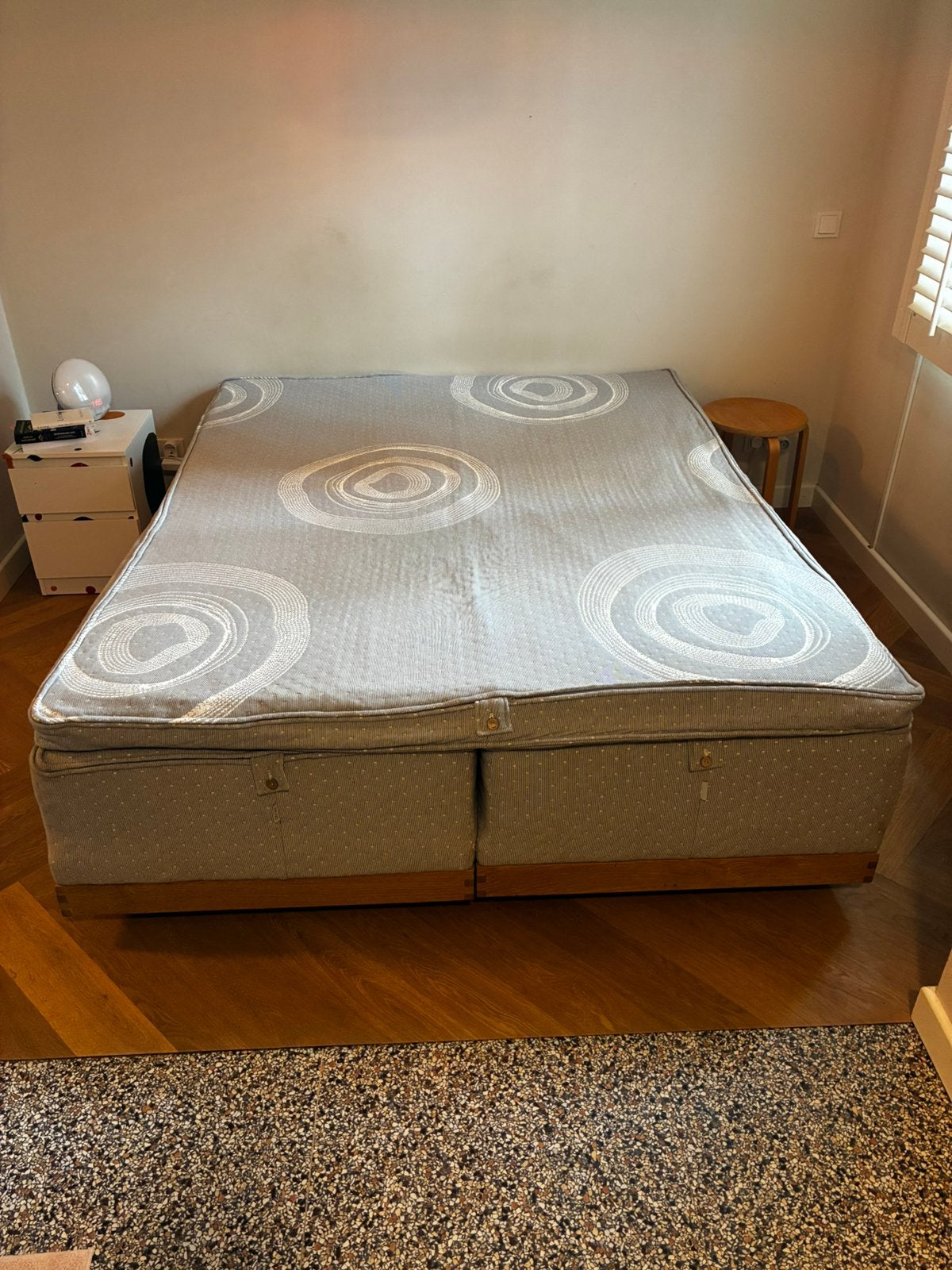 COCO-MAT Queen bed met Triton stof en eiken poten, Ophalen, Gebruikt, Tweepersoons, 200 cm