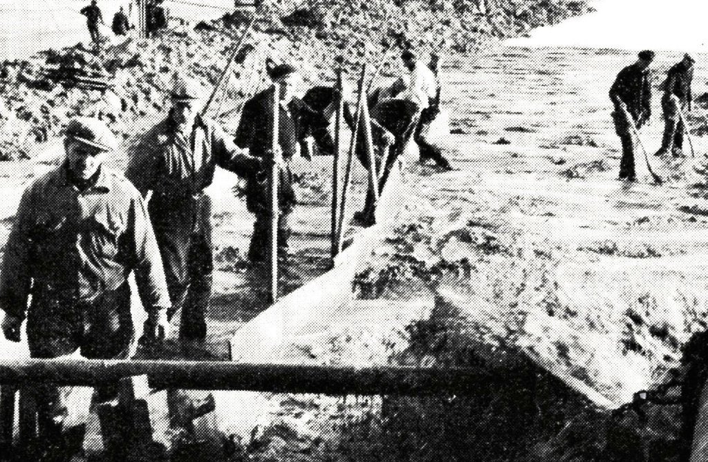 969022	Zuiderzeewerken	Dijkaanleg	Opspuiten van zand, Ophalen of Verzenden, 1940 tot 1960, Ongelopen, Flevoland
