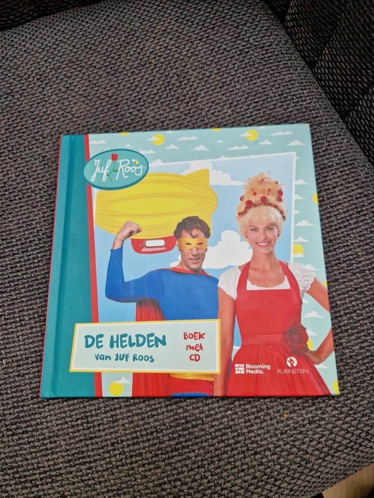 Juf Roos: De Helden van Juf Roos - Boek met CD, Ophalen of Verzenden, Zo goed als nieuw, Juf Roos, Fictie algemeen