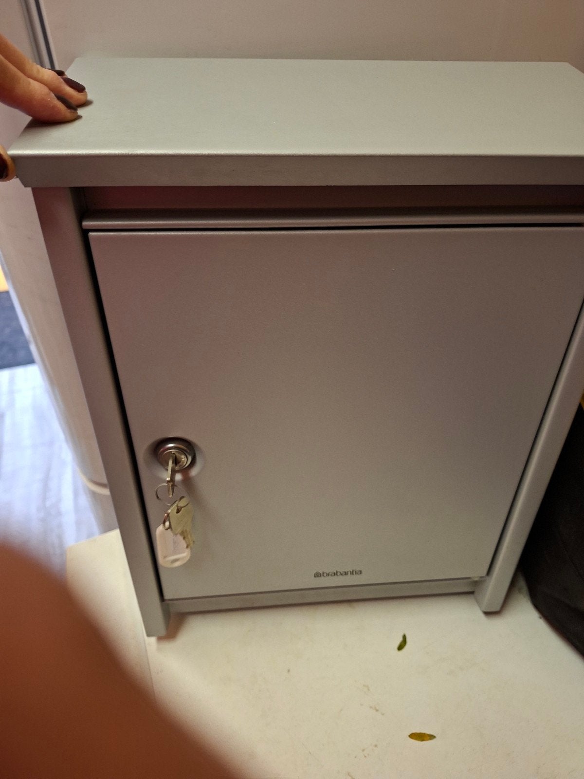 Brabantia brievenbus - Grijs - Met sleutel, Ophalen, Zo goed als nieuw, Aluminium, Wandbrievenbus
