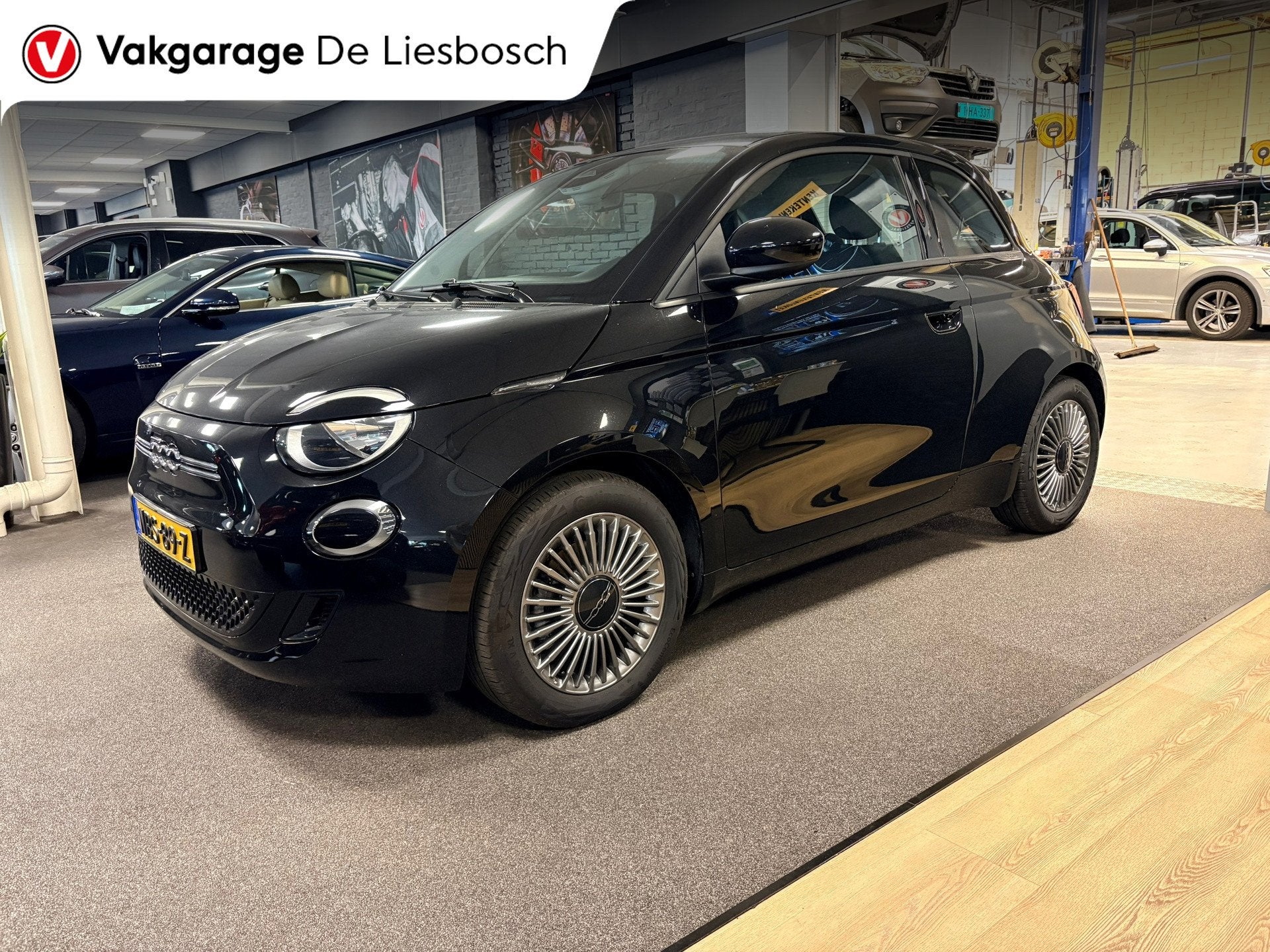 Fiat 500 E 42 kWh / airco / carplay, Auto's, Stof, Gebruikt, 4 stoelen, Zwart