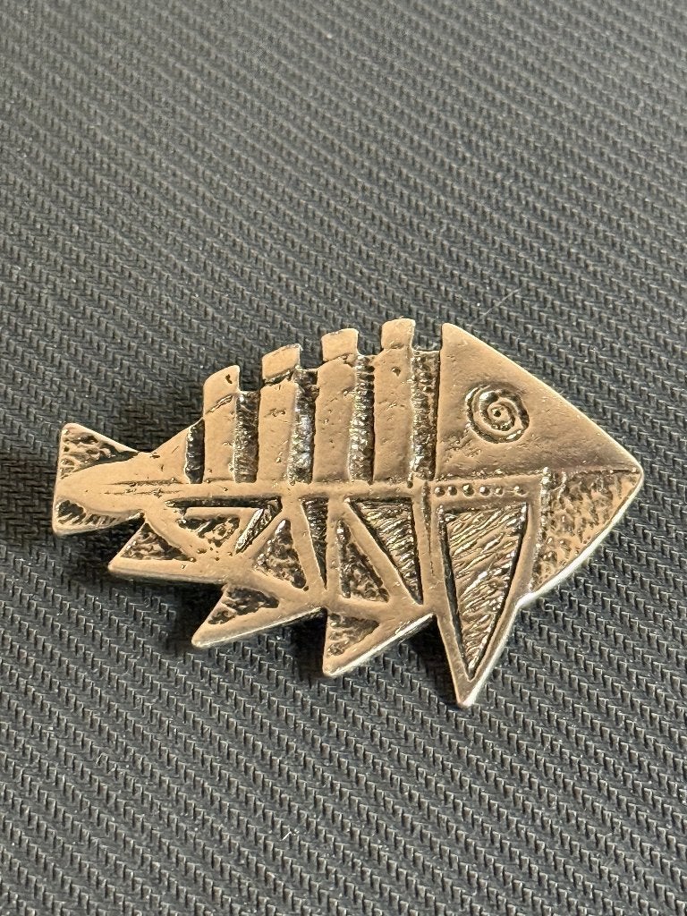 Abstracte metalen broche vis moderne Scandinavische stijl, Overige materialen, 4 tot 7 cm, Ophalen of Verzenden, Zo goed als nieuw