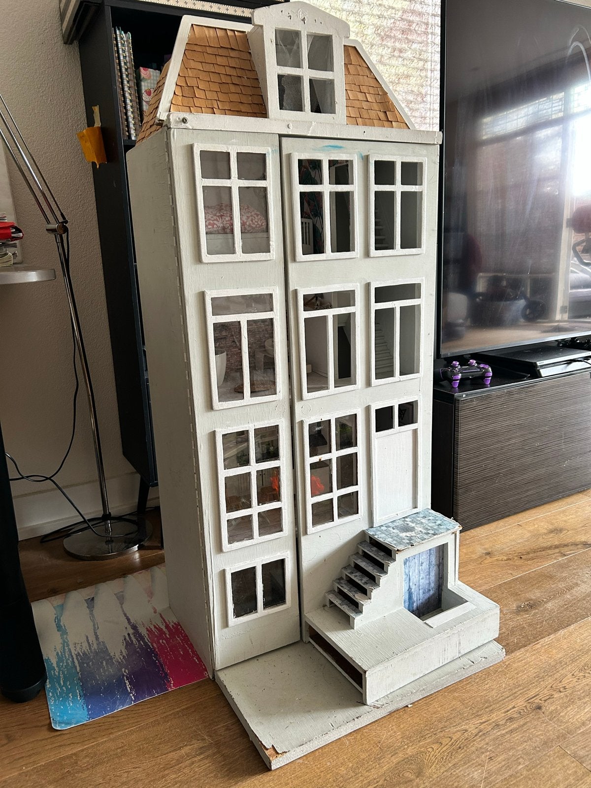 Groot en gedetailleerd poppenhuis met meubels, Kinderen en Baby's, Speelgoed | Poppenhuizen, Ophalen, Gebruikt, Poppenhuis